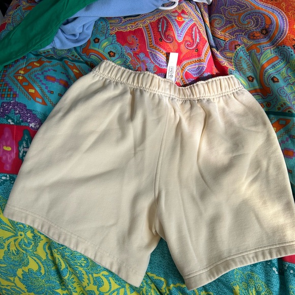 Lululemon Cream Athletic Shorts. New without tags never been worn - Picture 2 of 4